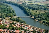 bridge, Csongrad, Csongrad city, bridge of Csongrad, convertible, pontoon, pontoon bridge, bend, curve, twist, wimple, tree, wooden bridge, cranky, crooked, devious, sinuous, winding, Hungary, river, Tisza, connection, combiner, copulative, sailing, shipping, boat, port, dock, navigable, water-course, water, ship route, international ship route, air photograph, air photo, air photos, panorama, perspective, forest, hazy air, critter, haze, steam, vapor, corn tables, grain, agriculture, agrarian production, sunshine, sunlight, summer, spring, aerials, aerial, birds eye view, green, garden, environment, ambience, plan, air, of birds eye view, CD 0029, Kiss L�szl�, L�szl� Kiss