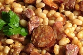 bean, haricot beans, baby bean, navy bean, meat, spicy, smoked, food, one-course meal, popular, folk, pot, gulash bean, baked bean, bay leaf, pepper, paprika, salt, spice, sausage, dripping, gravy, vegetable, onion, garlic, clove of garlic, bacon, delicious, home-made, domesticated, CD 0021, Kiss L�szl�, L�szl� Kiss
