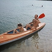 nudista, nudista, naturista csal�d, evez�s, ruh�tlan, meztelen, ruh�tlan, naturista strand, cs�nak, cs�nak�z�s, nudista n�, napf�ny, naturista, naturista l�ny, homokos tengerpart, csal�d, j�t�k, fel�d�l�s, v�z, vizben, fiatal, napoz�s, nevet�, naturista n�, homok, boldog, vid�m, nap, relax�l�s, term�szet, ny�r, �nnepek, eg�szs�g, barnul�s, term�szetk�zeli, strand, v�zpart, t�, t�part, naturista ter�let, Kryspinow, 1989, CD 0061