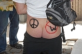 WNBR, man, attendant, participant, advertising sheet, peace, in peace, no war, body painting, message, environmentalist, idea, gents, men, protesters, World Naked Bike Ride, confluence, USA, San Francisco, California, 2007, body, naked, stripped, street, road, cycling tour, attention rising, bicycle, cycling, procession, street procession, fight against the dependence, demo, CD 0074