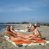 Kuna, Kona sun Klub, Kona sun Club, site-up, foot, exercise, stretching, leg stretching, entertainment, body, family naturism, USA, Bacia, T.h., Rosanne, Honokohau, nudist, naturist, nudism, naturism, naturist girl, nudist girl, naturist girls, nudist girls, young girls, dame, lady, ladies, girl, girls, girlfriend, adult, young, unclad, stripped, naked, sea, billows, deep, sunbathing, coast, beach, sand, sands, bush, summer, sun, sunshine, brownness, recreation, relaxation, repose, rest, on holiday, peace, affection, liking, love, water, wet, wave, waves, blue, nature, in the nature, sunlight, sky, blue sky, cloud, cloudy, wind, gymnastics, to take exercise, to do gymnastics, to exercise, motion, gymnastic exercise, happy, happiness, game, to laugh, laughing, laugh, sporting, swim, bathing, smile, chirpy, delight, zest for life, refection, disengagement, distraction, resource, 2007, CD 0039, posture