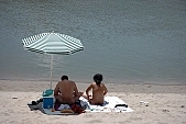 nudizmus, v�zpart, naperny�, �rny�k, s�ta a v�zparton, sz�rakoz�s, napf�ny, forr�s�g, homok, ny�r, fot�, szabads�g, INF, naturista, ruh�tlan, meztelen test, Tisza foly�, meleg, h�lgy, mosoly, Mindszent, nyaral�s, naturista egyes�let, Magyarorsz�g, tiszta v�z, Tisza, boldogs�g, naturizmus, foly�part, napoz�s, sz�p, csinos, szeretet, nudista, meztelen, meztelens�g, Fkk, FKK, NFN, �ny�s, naturista strand, n�, kir�ndul�s, foly�, v�z, homokos part, f�rd�s, �sz�s, kikapcsol�d�s, j�t�k, homokv�r �p�t�s, program, 2007, CD 0048, Kiss L�szl�, L�szl� Kiss