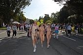 naturist participiant, nudist group, group, tableau, ING Bay to breakers, San Francisco, pair, nudist couple, nudist pair, naturists, naturist group, naturist programme, nudist runner, women, gents, men, naked, stripped, programme, every year, above age limit, body painting, running, walking, special feeling, Heilberg, nude runner, chirpy, nude man, CD 0071
