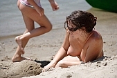 nudizmus, v�zpart, sz�rakoz�s, napf�ny, forr�s�g, alkot�s, homok szobor, hal, ny�r, fot�, szabads�g, INF, naturista, ruh�tlan, meztelen test, Tisza foly�, meleg, h�lgy, mosoly, Mindszent, nyaral�s, homok szobor�szat, naturista egyes�let, Magyarorsz�g, tiszta v�z, Tisza, boldogs�g, naturizmus, foly�part, napoz�s, sz�p, csinos, szeretet, �l, homokv�r, nudista, meztelen, meztelens�g, Fkk, FKK, NFN, �ny�s, naturista strand, f�rfi, n�, kir�ndul�s, foly�, v�z, homok, homokos part, f�rd�s, �sz�s, kikapcsol�d�s, j�t�k, homokv�r �p�t�s, program, 2007, CD 0048, Kiss L�szl�, L�szl� Kiss