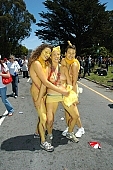 San Francisco, ING Bay to breakers, every year, above age limit, naturists, naturist participiant, confluence, naturist group, yellow painting, naturist programme, women, gents, men, naked, stripped, programme, body painting, running, special feeling, Gviulan, nude runner, hello, unswagged pair, strange pair, pair, girls, CD 0072