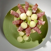 composition, food, delicious, healthy, ship, floor, storied, storeyed, vegetable, ham, leg of pork, calorie  poor, protein, cold collation, cold meat, cold buffet, breakfast, meal, snack, vitamins, victuals, comestible, edibles, smoked, smoke-dried, vegetarian, close-up, quadratic, cube, steak, cut, bowl, salami, honeydew melon, melon, kiwi, kivi, marble, taste, harmonious, flavor, flavour, CD 0013, Kiss L�szl�, L�szl� Kiss