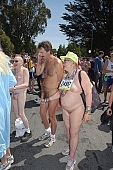 ING Bay to breakers, San Francisco, naturist participiant, naturist group, naturist programme, women, gents, men, naked, stripped, programme, every year, above age limit, naturists, body painting, running, walking, special feeling, Heilberg, nude runner, chirpy, backpack, knapsack, rucksack, nude man, strange pair, pair, muscular, handsome man, CD 0071