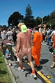 naturist participiant, confluence, naturist group, naturist programme, women, gents, men, naked, stripped, programme, ING Bay to breakers, 2007, San Francisco, every year, above age limit, naturists, body painting, running, special feeling, Gviulan, nude runner, hello, backpack, knapsack, rucksack, nude man, unswagged pair, strange pair, pair, muscular, handsome man, sunglasses, little black dress, CD 0072