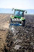 tractor, combine harvester, arable, clod, earth, field, ploughland, tillage, plow, harvest, harvester, soil, ground, nuggets, agriculture, agricultural land, grower, producer, plough, tire, tyre, peasant, cultivation, green, rounded, tractor tire, tractor tyre, standing, Kiss L�szl�, L�szl� Kiss