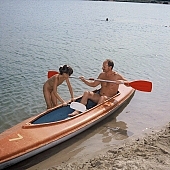 nudista, nudista, naturista csal�d, evez�s, ruh�tlan, meztelen, ruh�tlan, naturista strand, cs�nak, cs�nak�z�s, nudista n�, napf�ny, naturista, naturista l�ny, homokos tengerpart, csal�d, j�t�k, fel�d�l�s, v�z, vizben, fiatal, napoz�s, nevet�, naturista n�, homok, boldog, vid�m, nap, relax�l�s, term�szet, ny�r, �nnepek, eg�szs�g, barnul�s, term�szetk�zeli, strand, v�zpart, t�, t�part, naturista ter�let, Kryspinow, 1989, CD 0061