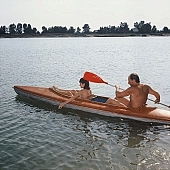 fel�d�l�s, fel�d�l�s, v�z, nudista, naturista csal�d, evez�s, ruh�tlan, meztelen, ruh�tlan, naturista strand, cs�nak, cs�nak�z�s, nudista n�, napf�ny, naturista, naturista l�ny, homokos tengerpart, csal�d, j�t�k, vizben, fiatal, napoz�s, nevet�, naturista n�, homok, boldog, vid�m, nap, relax�l�s, term�szet, ny�r, �nnepek, eg�szs�g, barnul�s, term�szetk�zeli, strand, v�zpart, t�, t�part, naturista ter�let, Kryspinow, 1989, CD 0061