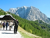 excursionist, hiker, tourist, touristic, green, trees, bushes, blue, holidays, recreation, relaxation, repose, rest, spectators terrace, spare-time, leisure, time, sunlight, sky, canopy of heaven, cope of heaven, firmament, warm, group, forenoon, good weather, on the mountain, restaurant, youth hostel, hotel, Ossiacher, See, laker