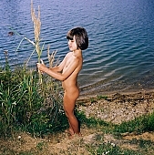 18, 1991, szabad testkult�ra, Csehszlov�kia, Hradek, nad, Pardubice, naturista, csal�d, l�ny, anya, nudista, ruh�tlan, v�zparton, j�t�k, j�kedv, szeretet, ny�r, naps�t�s, Viking Photo, CD 0058