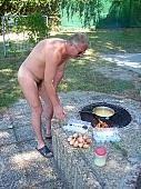 naturista, naturista, naturizmus, ember, fz, Balatonakali, Dlegyhza, Magyarorszg, fkk, nudista, tojsrntotta, ebd, tel, tbor, kemping, tzels, CD 0037