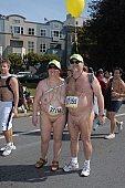 ING Bay to breakers, pair, nudist couple, nudist pair, naturists, San Francisco, naturist participiant, naturist group, naturist programme, nudist runner, women, gents, men, naked, stripped, programme, every year, above age limit, body painting, running, walking, special feeling, Heilberg, nude runner, chirpy, backpack, knapsack, rucksack, nude man, CD 0071