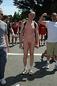 running, nude runner, San Francisco, nude man, nudist runner, exhibitionism, strapping, naturist participiant, naturist group, naturist programme, women, gents, men, naked, stripped, chirpy, programme, ING Bay to breakers, every year, above age limit, naturists, special feeling, Gviulan, have legs, man, CD 0072
