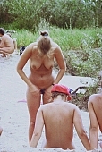 naturista, nudista, naturista n�, naturista f�rfi, nudista n�, nudista f�rfi, naturista l�ny, l�nyok, naturista csal�d, naturista t�rsas�g, bar�t, bar�tok, bar�tn�, meghitt, meztelen, meztelens�g, strandol�s, nap, napf�ny, napoz�s, pihen�s, kikapcsol�d�s, besz�lget�s, term�szet, �d�l�s, ny�r, szabads�g, h�s�g, eg�szs�g, barnul�s, term�szetk�zeli, strand, v�zpart, t�, t�part, naturista ter�let, Lengyelorsz�g, Miedzeszyn, 1989, CD 0036, Kiss L�szl�, L�szl� Kiss