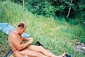 nudista f�rfi, nudista f�rfi, szerel, naturista f�rfi, hal�sz, horg�szbot, hal, ors�, damil, k�k �g, felh�, foly�, INF, foly�part, meztelens�g, test, orosz naturista f�rfi, nudizmus, naturista, ember, meztelen, meztelen, ruh�tlan, meztelen f�rfi, nap, naps�t�s, naturizmus, orosz, orosz naturista, nudista, v�zpart, term�szet, k�lt�ri, fel�d�l�s, relax�l�s, sz�rakoz�s, f�, f�ben, Moszkva, Oroszorsz�g, CD 0097