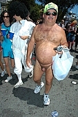naturist participiant, confluence, naturist group, naturist programme, women, gents, men, naked, stripped, programme, ING Bay to breakers, 2007, San Francisco, every year, above age limit, naturists, body painting, running, special feeling, Gviulan, nude runner, hello, backpack, knapsack, rucksack, nude man, unswagged pair, strange pair, pair, muscular, handsome man, sunglasses, little black dress, CD 0072