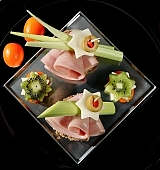 composition, food, delicious, healthy, kiwi, vegetable, tomato, ham, leg of pork, calorie  poor, protein, red, reflection, cold collation, cold meat, cold buffet, breakfast, meal, snack, vitamins, victuals, comestible, edibles, smoked, smoke-dried, vegetarian, close-up, standing, bread, brown bread, orange, egg, cheese, alga, algae, olive, pineapple, cube, steak, cut, leek, broccoli, brocoli, chives, basil, leaf, paprika, red capsicum, red pepper, bowl, black, plan, quadratic, CD 0013, Kiss L�szl�, L�szl� Kiss