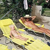 young naturists, to sun oneself, to sun, to sunbathe, deckchair, naturism, nudism, naturist, nudist, naked, stripped, in a state of nature, in the buff, in the nude, unclad, beach, naturist beach, nudist beach, woman, man, young nudist, water, child pool, bogie, life belt, life saver, pool, vat, bathe, bathing, Samagatuma, Laua, 1982, Hawaii, CD 0092