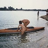 cs�nak, cs�nak, cs�nak�z�s, nudista n�, napf�ny, naturista, naturista l�ny, homokos tengerpart, csal�d, j�t�k, fel�d�l�s, v�z, vizben, fiatal, nudista, naturista csal�d, evez�s, ruh�tlan, meztelen, ruh�tlan, naturista strand, napoz�s, nevet�, naturista n�, homok, boldog, vid�m, nap, relax�l�s, term�szet, ny�r, �nnepek, eg�szs�g, barnul�s, term�szetk�zeli, strand, v�zpart, t�, t�part, naturista ter�let, Kryspinow, 1989, CD 0061
