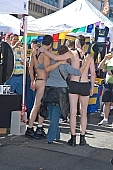 Folsom Street Fair, Folsom Street Fair, felvonul�s, b�r, szerep, pontok, n�z�k, b�szkes�g, ruh�tlan, meztelen, ruh�tlan, csoport, fel�kszerezett, l�tsz�m, piac, n�zel�d�, j�r�kel�, p�r, fesztiv�l, Szept. 30, vas�rnap, Szeptember, 30, 2007, San Francisco, utcai, emberek, ember, n�, sz�j, vide�, naps�t�s, bakancs, meztelen, vil�g, f�tis, b�lv�ny, felni, p�ros verseny, meleg, s�tor t�bor, CD 0050