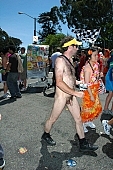 naturist participiant, confluence, naturist group, naturist programme, women, gents, men, naked, stripped, programme, ING Bay to breakers, 2007, San Francisco, every year, above age limit, naturists, body painting, running, special feeling, Gviulan, nude runner, hello, backpack, knapsack, rucksack, nude man, unswagged pair, strange pair, pair, muscular, handsome man, sunglasses, little black dress, CD 0072