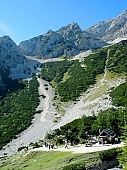 excursionist, hiker, tourist, touristic, road, green, trees, bushes, blue, holidays, recreation, relaxation, repose, rest, group, rest-house, forenoon, spectators terrace, spare-time, leisure, time, sunlight, sky, warm, good weather, on the mountain, restaurant, youth hostel, hotel, motor-driven, meeting, valley, rock, hilltop, mountaintop, fir, forest, asphalt, bitumen, blacktop, stone, ripping, avalanche, wind, brilliante, sunshine