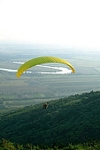 paragliding, paratrooper, jumping, parachute, parachutist, hill, hillside, countryside, nature, forest, grass, tree, green, river, curve, bend, water, arable, clod, earth, field, ploughland, tillage, meadow, range, pasture, grazer, parking, near, past, tower, television, bushes, trees, mountain, touch-down, to climb down, landing, to circle round, to lift off, to the left, thermic, yellow, to the right, down, up, Tokaj, clearing, glade, running leap, run up to, heater, headwind, wind, eye, lifting, brave, hardy, sport, evening, sunset, sky, spare-time, leisure, time, Kiss L�szl�, L�szl� Kiss