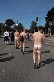 ING Bay to breakers, naturists, San Francisco, naturist participiant, naturist group, naturist programme, nudist runner, women, gents, men, naked, stripped, programme, every year, above age limit, body painting, running, walking, special feeling, Heilberg, nude runner, chirpy, backpack, knapsack, rucksack, nude man, CD 0071