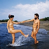 27, 27, Hawai, nudista h�zasp�r, meztelen, meztelen, ruh�tlan, naturista p�r, naturista, �nnepek, nudista, Honokohau, Kona, fkk, szerelem, nyaral�s, fel�d�l�s, relax�l�s, j�t�k, strand, part, nudizmus, naturizmus, p�zol, k�nikula, s�t�lnak, �tl�tsz�, ember, n�, f�rd�, f�rd�z�s, v�z, 1990, CD 0106