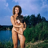 20, 1991, szabad testkult�ra, Csehszlov�kia, Hradek, nad, Pardubice, naturista, csal�d, l�ny, anya, nudista, ruh�tlan, v�zparton, j�t�k, j�kedv, szeretet, ny�r, naps�t�s, Viking Photo, CD 0058