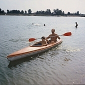 nudista, nudista, naturista csal�d, evez�s, ruh�tlan, meztelen, ruh�tlan, naturista strand, cs�nak, cs�nak�z�s, nudista n�, napf�ny, naturista, naturista l�ny, homokos tengerpart, csal�d, j�t�k, fel�d�l�s, v�z, vizben, fiatal, napoz�s, nevet�, naturista n�, homok, boldog, vid�m, nap, relax�l�s, term�szet, ny�r, �nnepek, eg�szs�g, barnul�s, term�szetk�zeli, strand, v�zpart, t�, t�part, naturista ter�let, Kryspinow, 1989, CD 0061