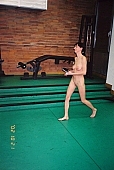 naturista, naturista, fiatal naturista, nudista, naturizmus, nudizmus, meztelen, meztelen, ruh�tlan, INF, test, ember, n�, torna, sport, k�pz�s, csapat, fel�d�l�s, relax�l�s, sz�rakoz�s, bord�sfal, �t�, naturista l�ny, pingpong, asztalitenisz, ELTE, Budapest, CD 0065
