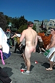 naturist participiant, confluence, naturist group, naturist programme, women, gents, men, naked, stripped, programme, ING Bay to breakers, 2007, San Francisco, every year, above age limit, naturists, body painting, running, special feeling, Gviulan, nude runner, hello, backpack, knapsack, rucksack, nude man, unswagged pair, strange pair, pair, muscular, handsome man, sunglasses, little black dress, CD 0072