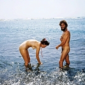 31, 31, Hawai, nudista h�zasp�r, meztelen, meztelen, ruh�tlan, naturista p�r, naturista, �nnepek, nudista, Honokohau, Kona, fkk, szerelem, nyaral�s, fel�d�l�s, relax�l�s, j�t�k, strand, part, nudizmus, naturizmus, p�zol, k�nikula, s�t�lnak, �tl�tsz�, ember, n�, f�rd�, f�rd�z�s, v�z, 1990, CD 0106