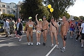 naturist couple, running number, naturist participiant, confluence, naturist group, naturist programme, women, gents, men, naked, stripped, programme, ING Bay to breakers, 2007, San Francisco, every year, above age limit, naturists, body painting, running, special feeling, Heilberg, nude runner, hello, backpack, knapsack, rucksack, nude man, unswagged pair, strange pair, pair, muscular, handsome man, sunglasses, little black dress, CD 0071